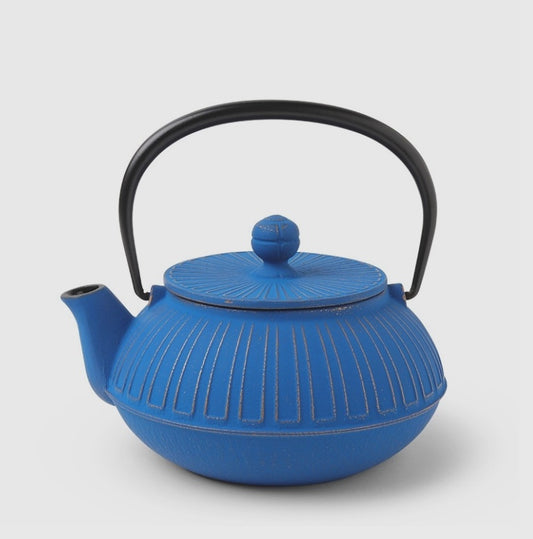 Iwachu Cast Iron Teapot - Gold Azure Chrysanthemum