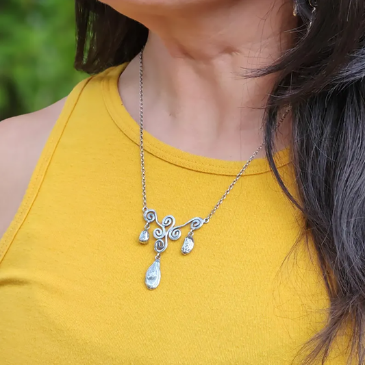 Tres Hermanas Vine Necklace by MiCorasol