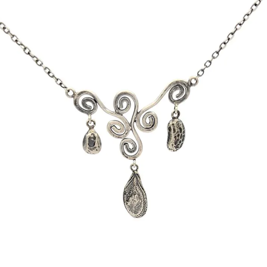 Tres Hermanas Vine Necklace by MiCorasol